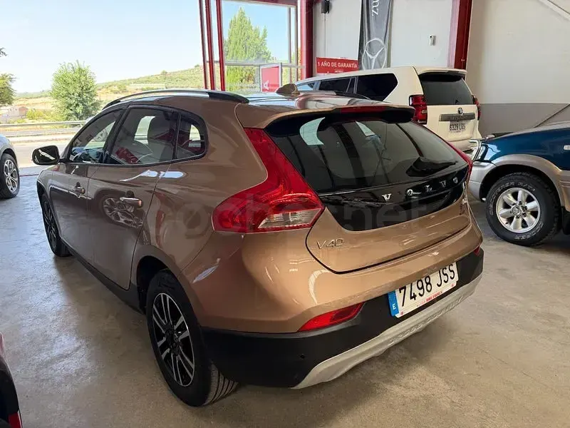 Usado Volvo V40 CC Momentum 120 CV (88 kW) 2016 Marrón Familiar