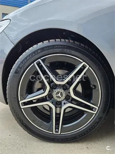 Usado Mercedes B180 122 CV (89 kW) 2019 Gris / plata Utilitario