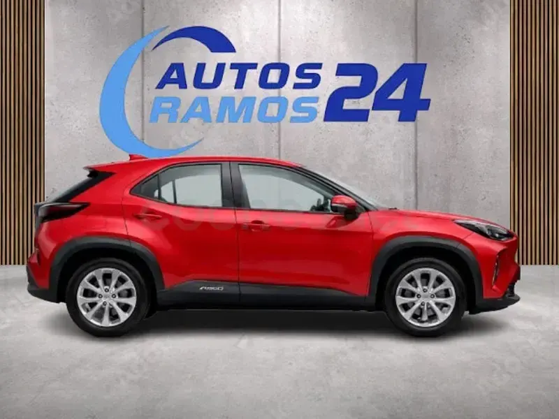Begagnad Toyota Yaris Cross Active 116 HK (85 kW) 2024 Röd SUV