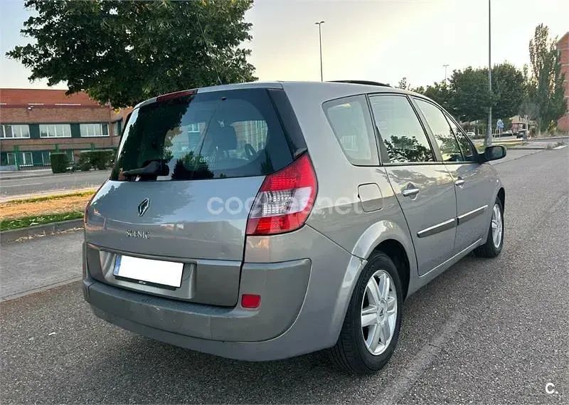 Usado Renault Grand Scénic II Expression 120 CV (88 kW) 2005 Gris / plata Monovolumen