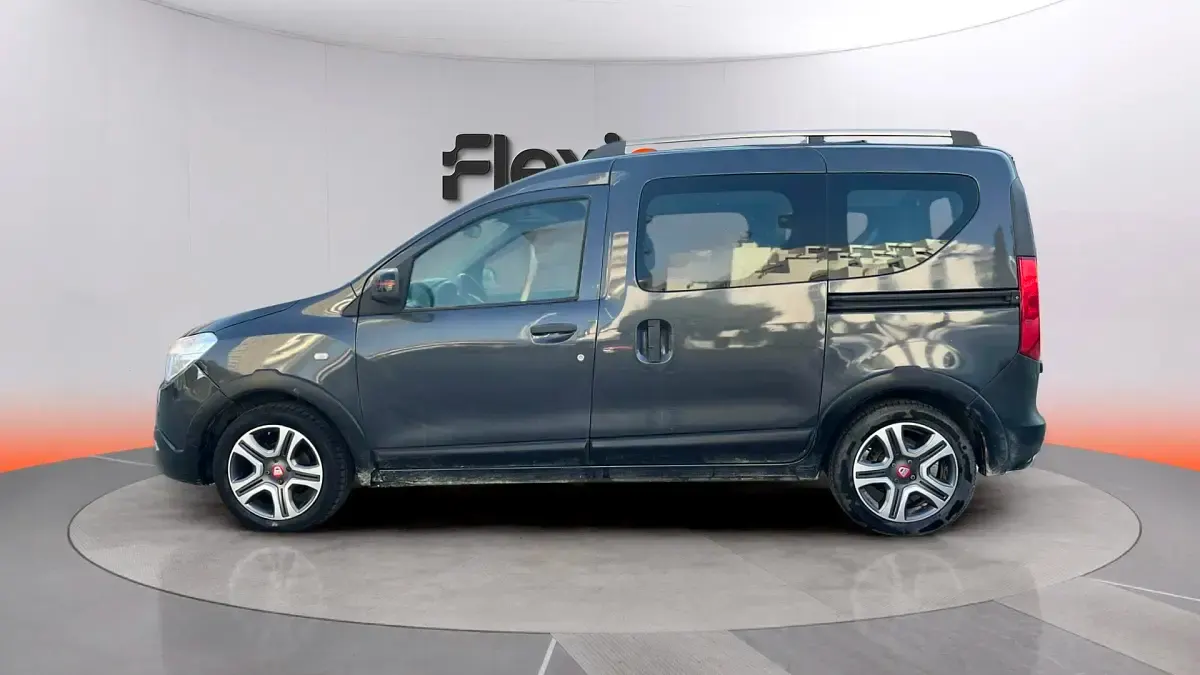 Usado Dacia Dokker Essentiel 95 CV (69 kW) 2019 Negro Monovolumen