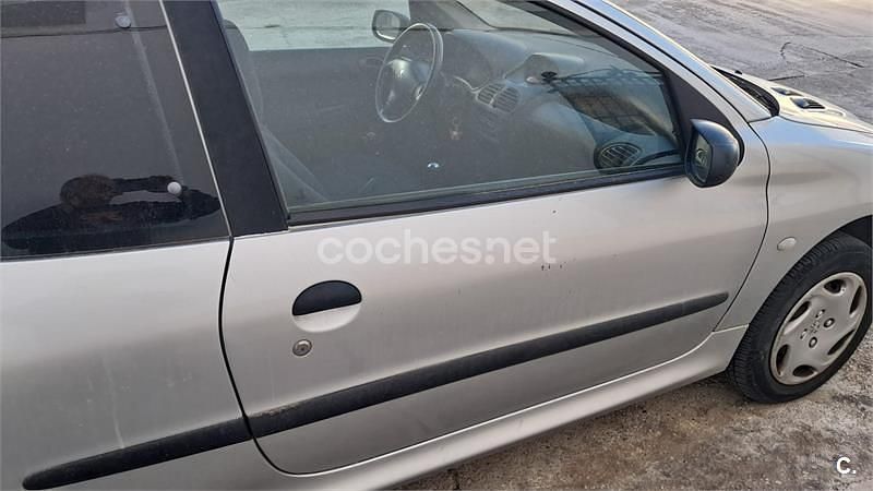 Usado Peugeot 206 70 CV (51 kW) 2002 Gris / plata Berlina