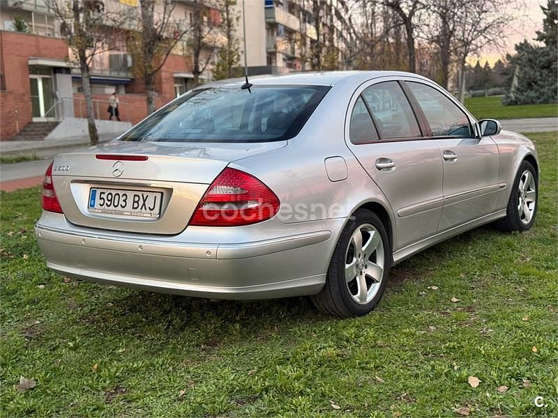 Usado Mercedes E500 Avantgarde 306 CV (225 kW) 2002 Gris / plata Berlina