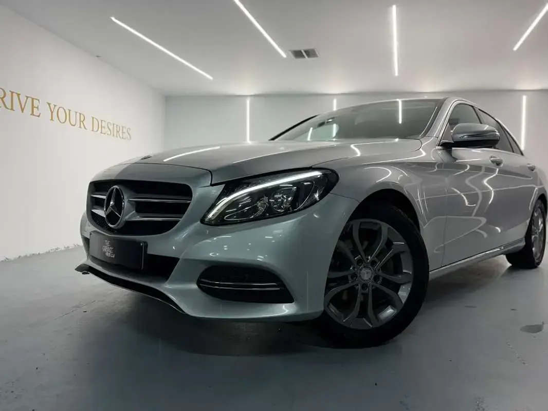 Usado Mercedes C180 Avantgarde Edition 120 CV (88 kW) 2015 Plateado Berlina