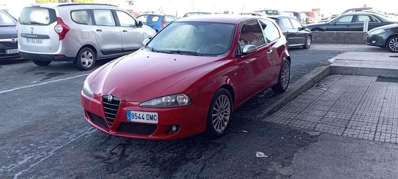 Usado Alfa Romeo 147 Distinctive 105 CV (77 kW) 2005 Rojo Utilitario