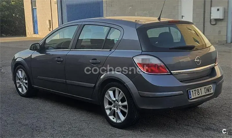 Usado Opel Astra Enjoy 120 CV (88 kW) 2005 Gris / plata Berlina
