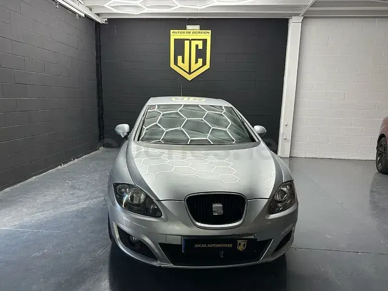 Usado Seat Leon Style 105 CV (77 kW) 2011 Gris / plata Utilitario