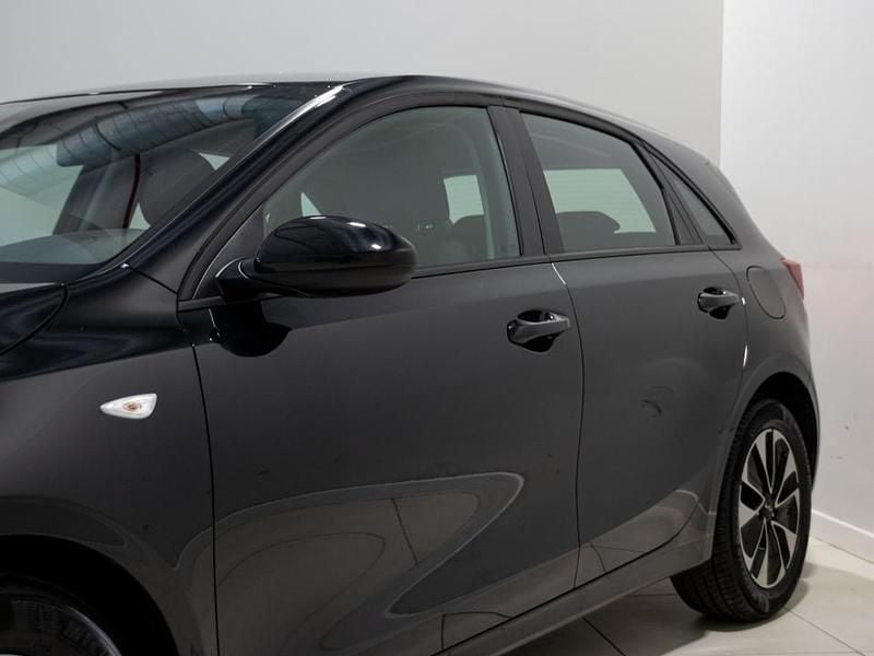 Usado Kia Ceed 100 CV (73 kW) 2025 Negro Utilitario