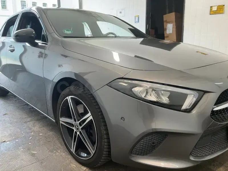 Usado Mercedes A250 224 CV (164 kW) 2018 Gris / plata Berlina