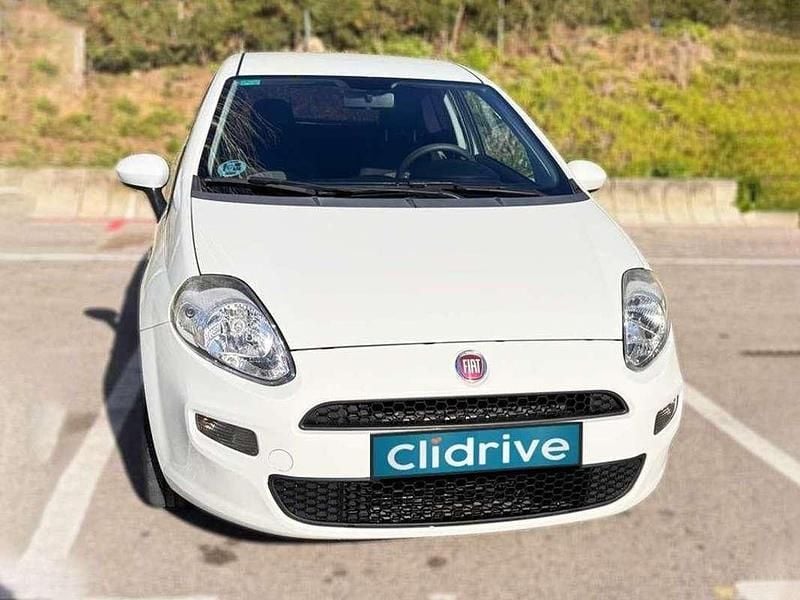 Käytetty Fiat Punto Young 69 HP (50 kW) 2015 Valkoinen Sedan
