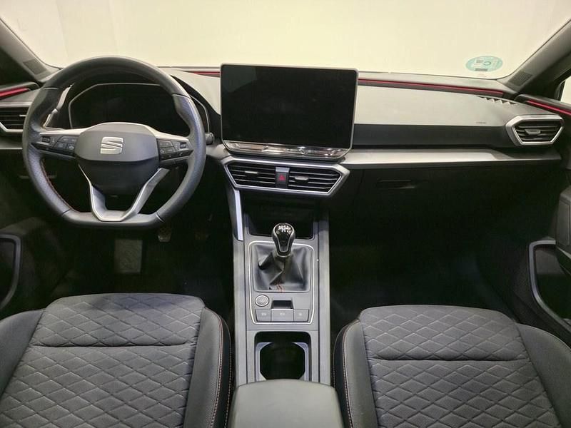 Usado Seat Leon FR 150 CV (110 kW) 2025 Rojo Familiar