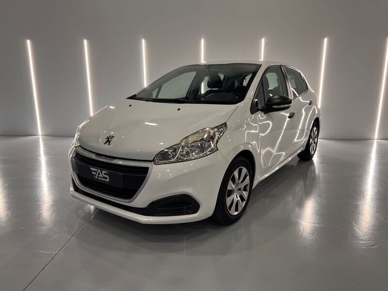 Blanco Usado 2016 Peugeot 208 Access Utilitario | 7900 € (Caro) - Imagen 1/4