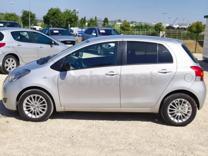 Usado Toyota Yaris Active 101 CV (74 kW) 2009 Gris / plata Utilitario