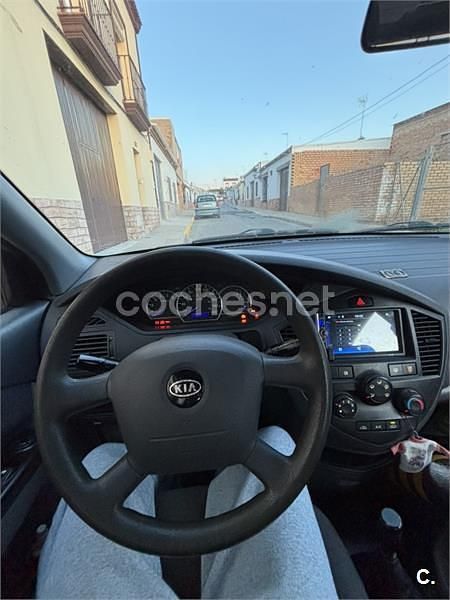 Usado Kia Carens LX 112 CV (82 kW) 2002 Beige Monovolumen