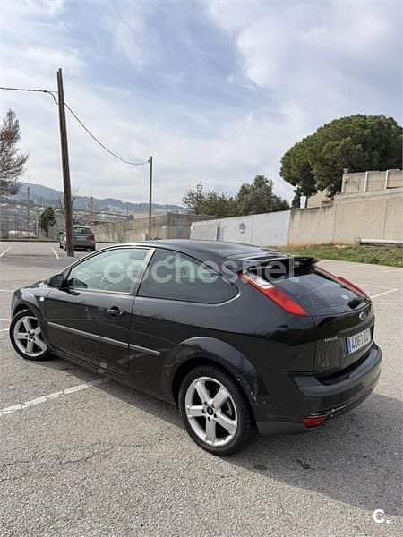 Usado Ford Focus 115 CV (84 kW) 2006 Negro Berlina