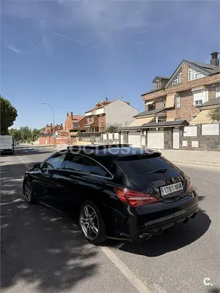 Usado Mercedes CLA220 Shooting Brake AMG line 177 CV (130 kW) 2017 Negro Familiar
