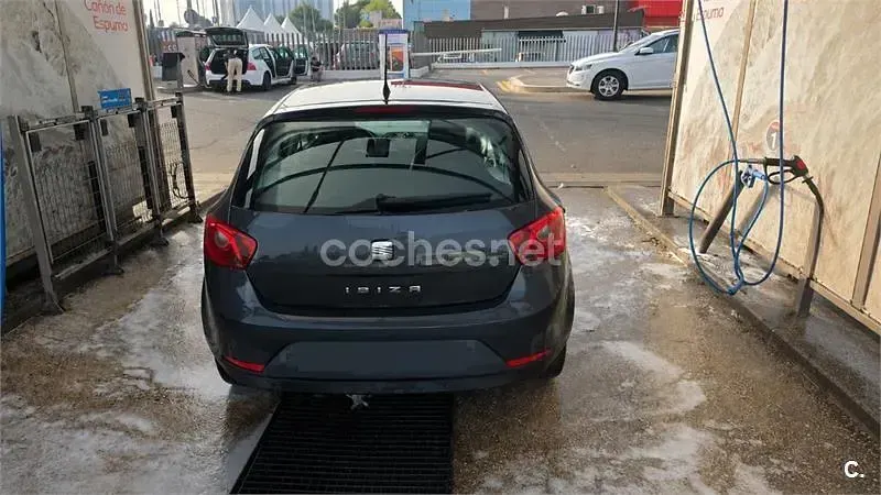 Usado Seat Ibiza Reference 105 CV (77 kW) 2009 Gris / plata Berlina