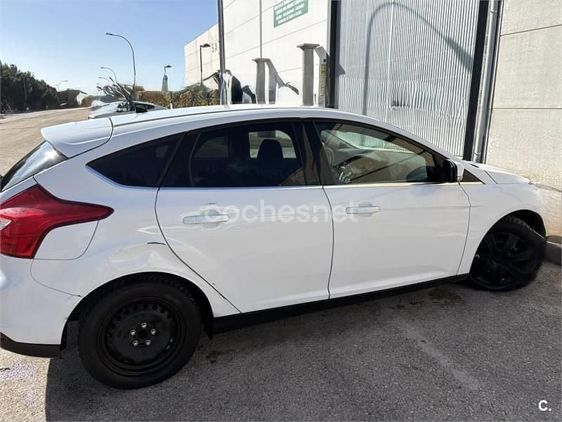 Usado Ford Focus Trend 100 CV (73 kW) 2012 Blanco Berlina