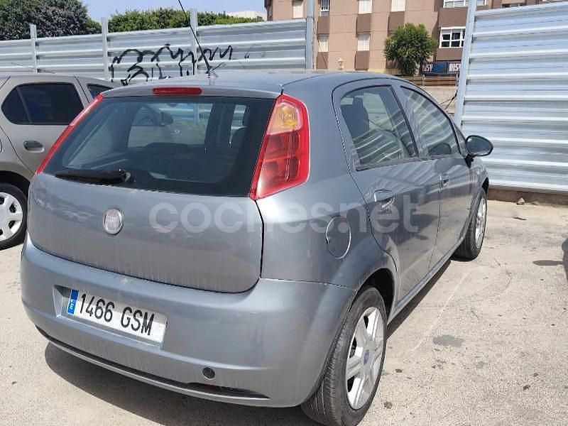 Usado Fiat Grande Punto Dynamic 77 CV (56 kW) 2008 Gris / plata Utilitario