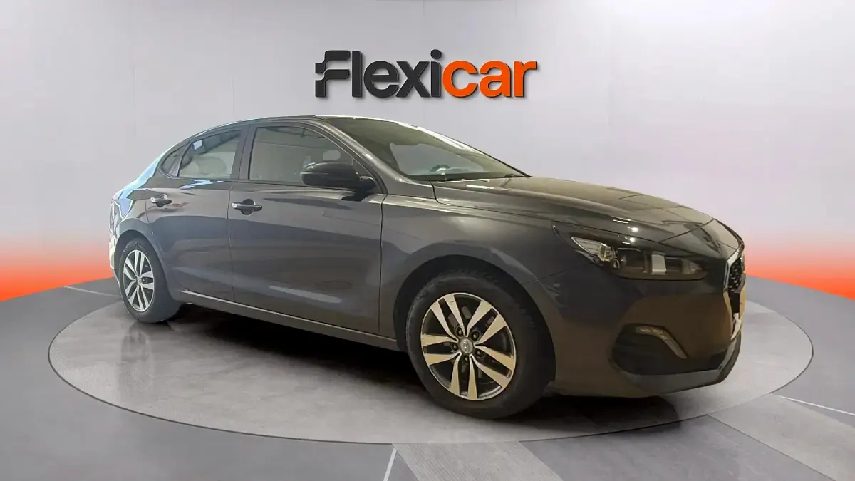 Usado Hyundai i30 120 CV (88 kW) 2021 Gris Berlina