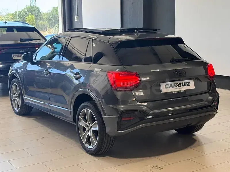 Usado Audi Q2 S-Line 116 CV (85 kW) 2022 Gris / plata SUV