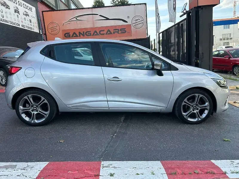 Usado Renault Clio IV Zen 90 CV (66 kW) 2016 Gris / plata Berlina