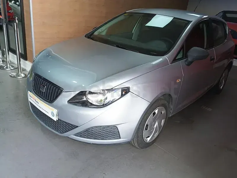 Usado Seat Ibiza Reference 75 CV (55 kW) 2011 Gris / plata Berlina
