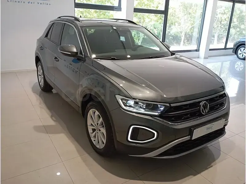 Usado VW T-Roc 115 CV (84 kW) 2025 Gris / plata SUV