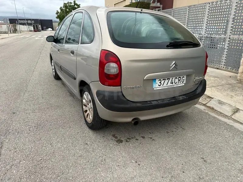Usado Citroën Xsara Picasso 90 CV (66 kW) 2004 Beige Monovolumen