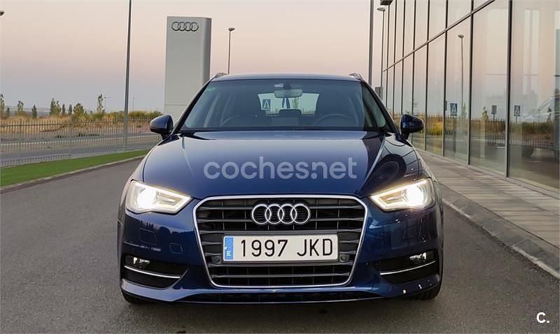 Usado Audi A3 Ambition 110 CV (80 kW) 2015 Azul Berlina