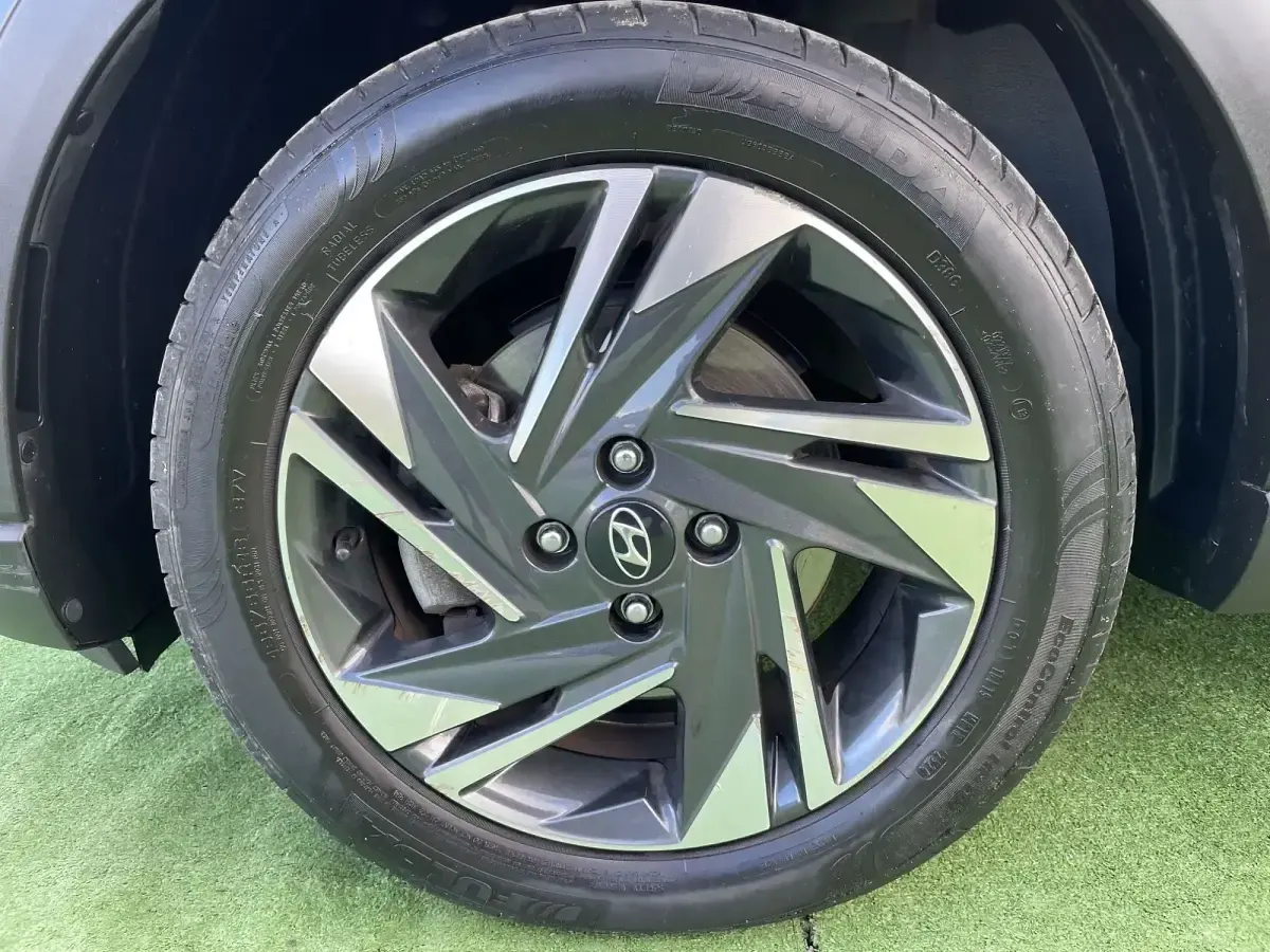 Usado Hyundai Bayon 100 CV (73 kW) 2023 Gris SUV
