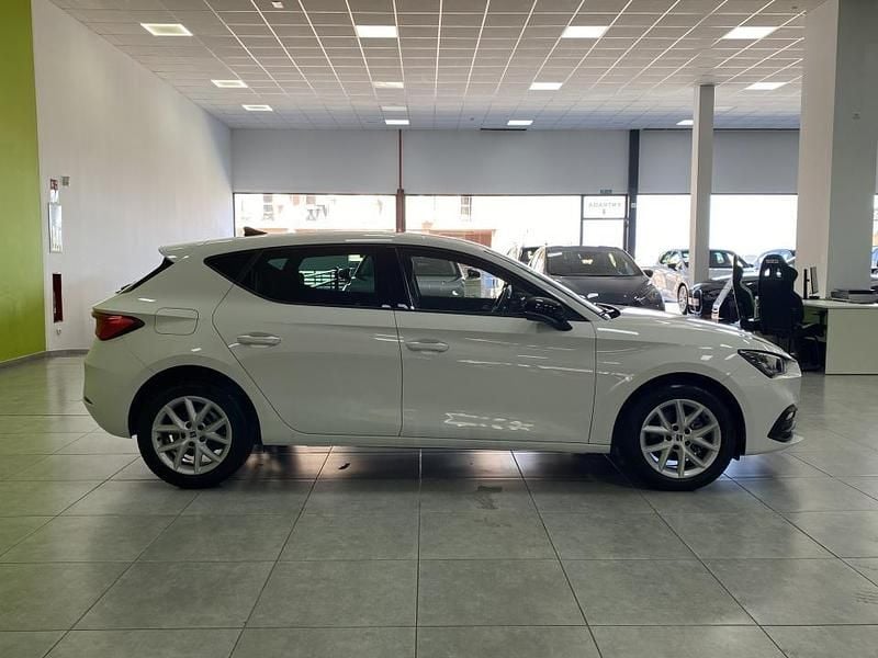 Usado Seat Leon Style 115 CV (84 kW) 2021 Blanco Berlina