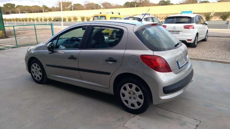 Usado Peugeot 207 70 CV (51 kW) 2007 Gris Utilitario