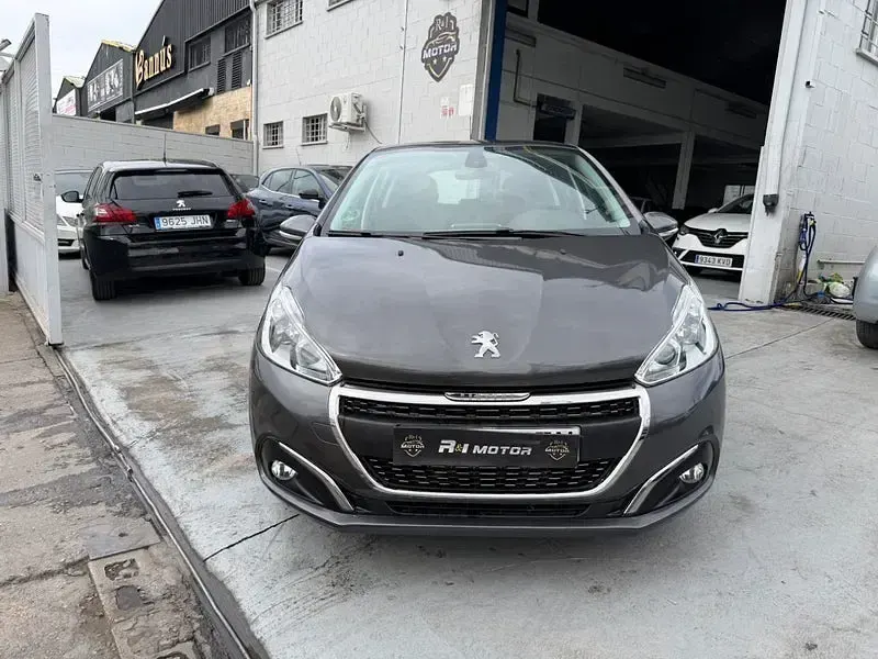Usado Peugeot 208 Style 82 CV (60 kW) 2019 Gris / plata Utilitario