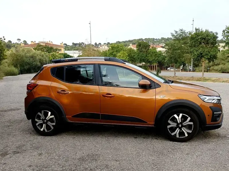 Usado Dacia Sandero Essentiel 100 CV (73 kW) 2021 Naranja Berlina