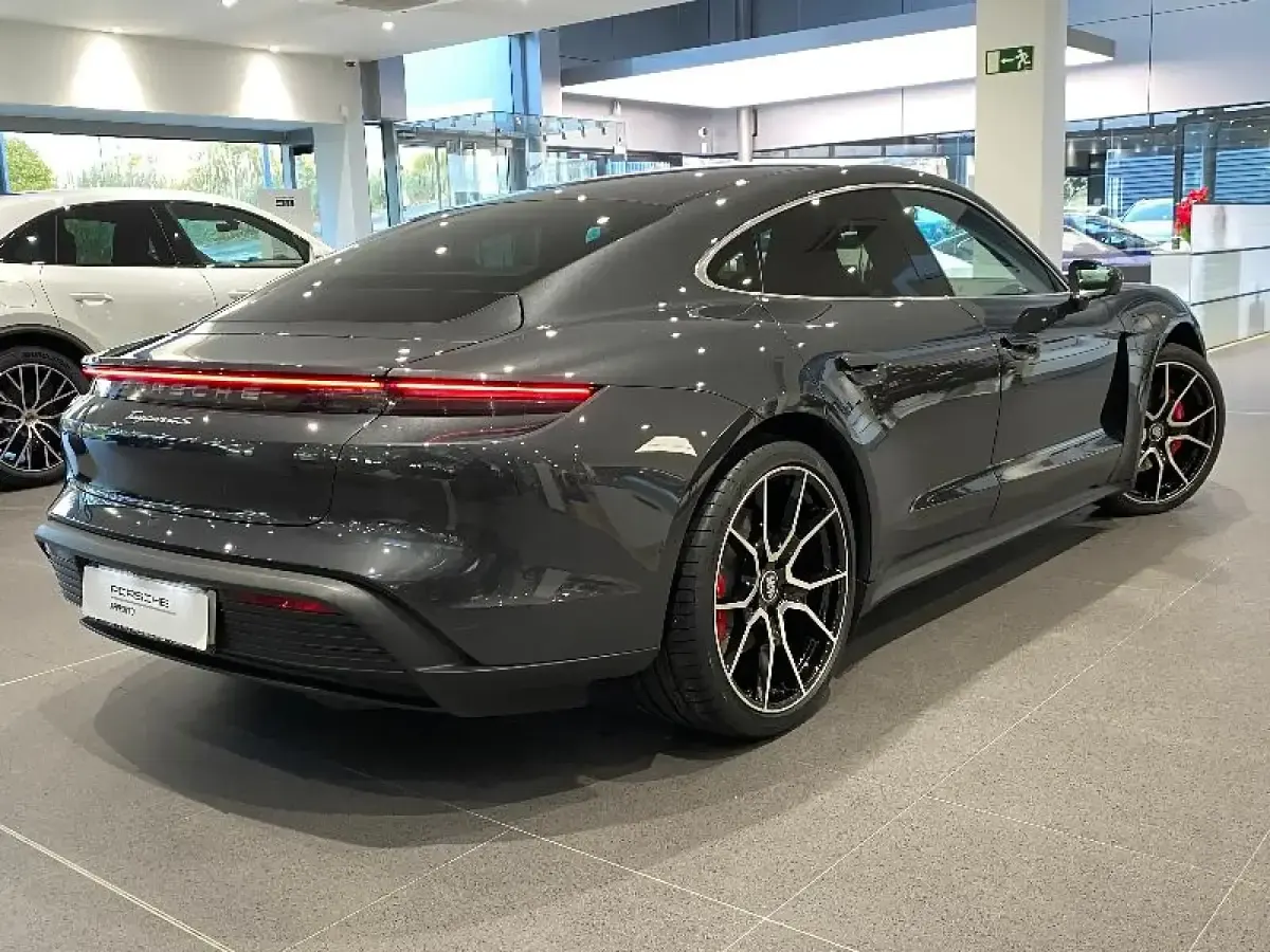 Usado Porsche Taycan 4S 419 kW (571 CV) 2023 Gris/plata Berlina