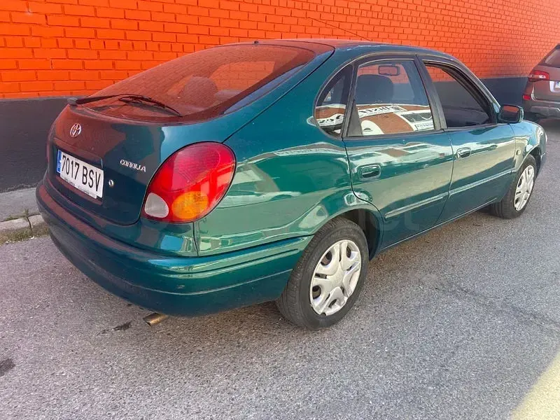 Usado Toyota Corolla Terra 97 CV (71 kW) 2002 Verde Berlina