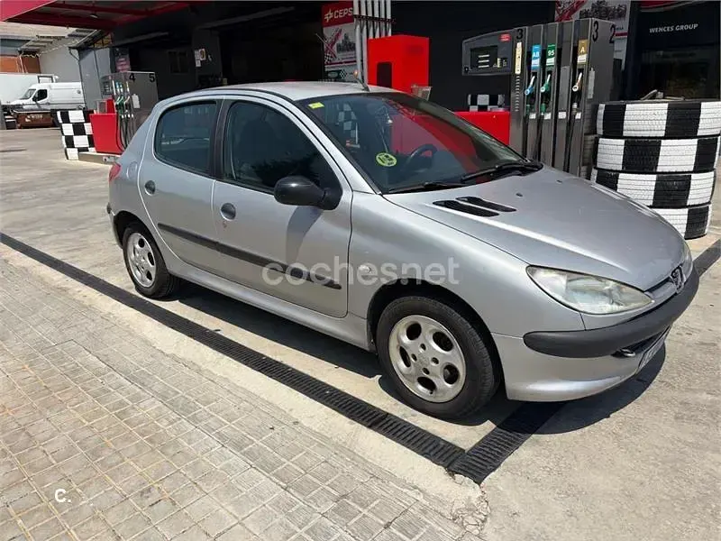 Usado Peugeot 206 75 CV (55 kW) 2001 Blanco Berlina