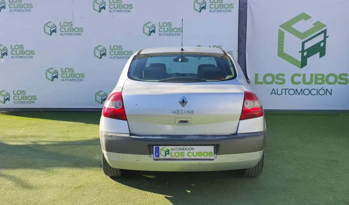 Usado Renault Mégane Dynamique 115 CV (84 kW) 2004 Gris Berlina