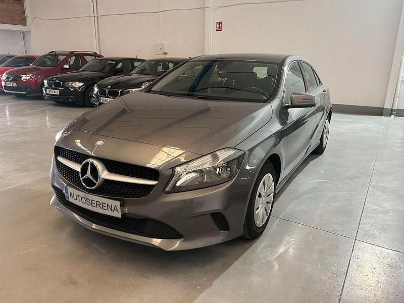 Usado Mercedes A180 109 CV (80 kW) 2017 Gris / plata Berlina