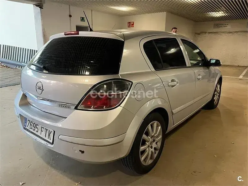 Usado Opel Astra Enjoy 120 CV (88 kW) 2007 Gris / plata Berlina