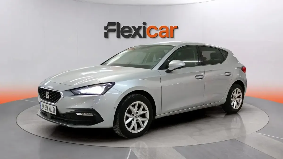 Usado Seat Leon Style 131 CV (96 kW) 2023 Gris Berlina
