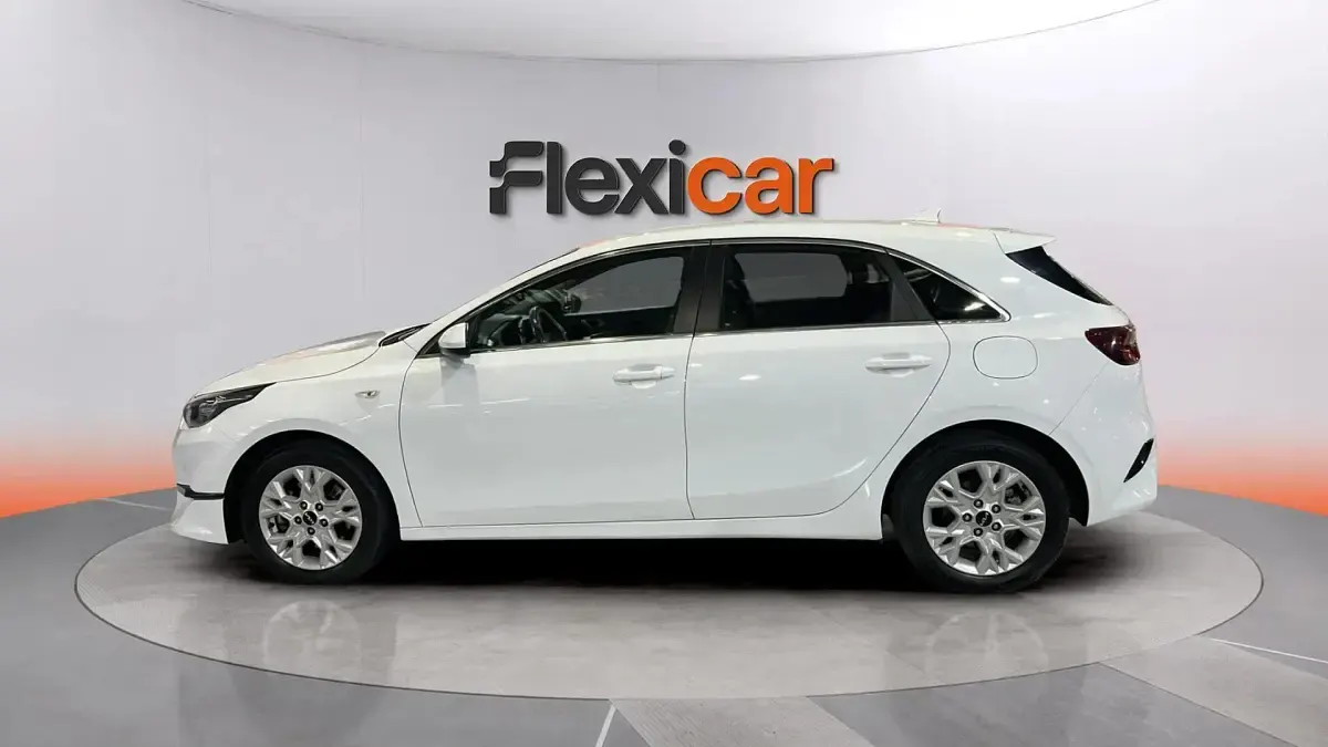 Usado Kia Ceed 136 CV (100 kW) 2023 Blanco Utilitario
