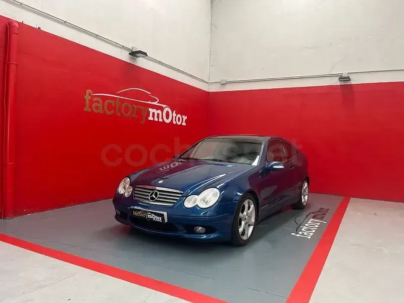 Usado Mercedes C220 143 CV (105 kW) 2003 Azul Berlina
