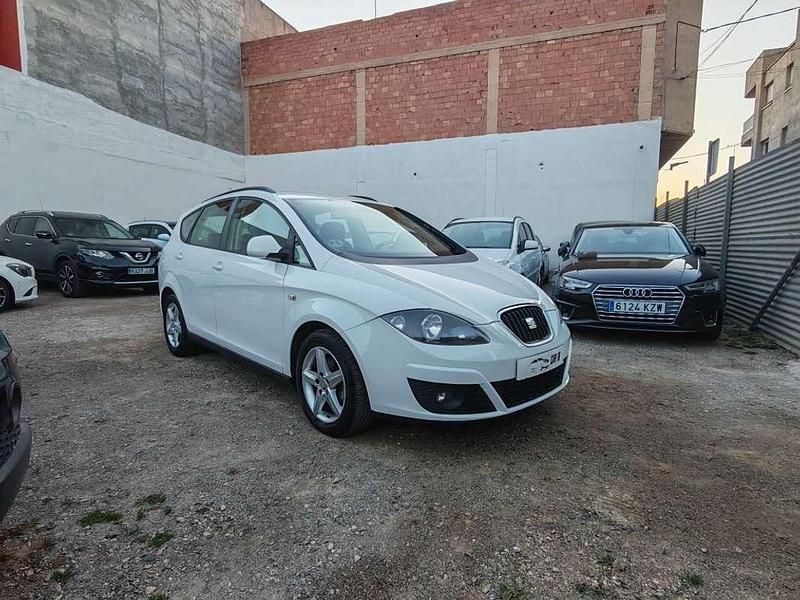 Usado Seat Altea XL Ecomotive 105 CV (77 kW) 2013 Blanco Monovolumen