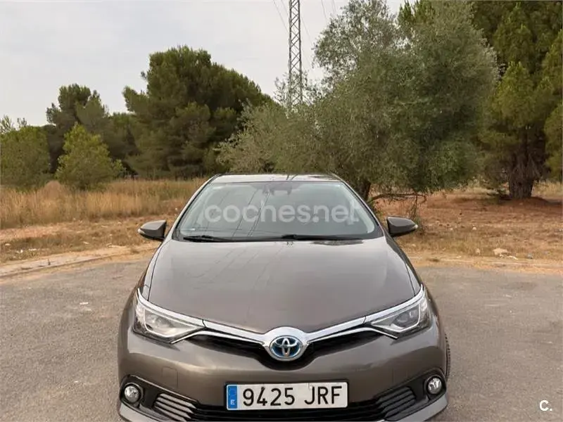 Usado Toyota Auris Hybrid 136 CV (100 kW) 2016 Gris / plata Berlina