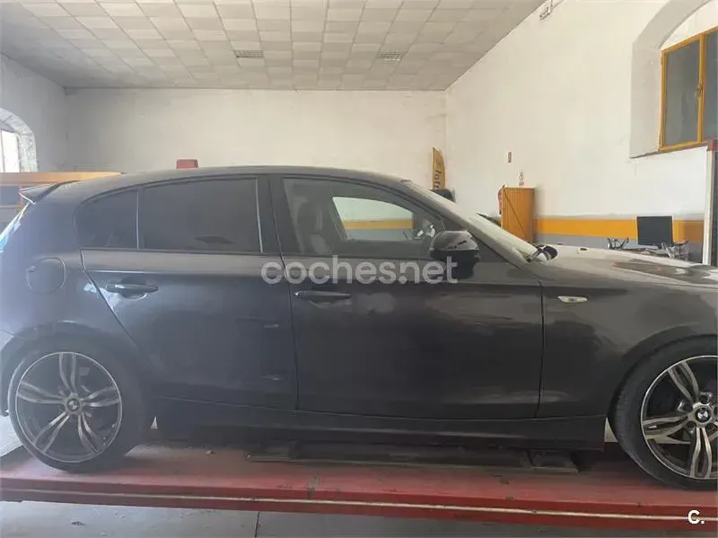 Usado BMW 118 122 CV (89 kW) 2007 Negro Utilitario