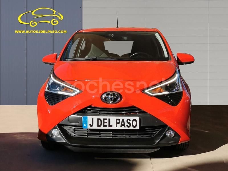 Usado Toyota Aygo X-play 72 CV (52 kW) 2021 Rojo Utilitario