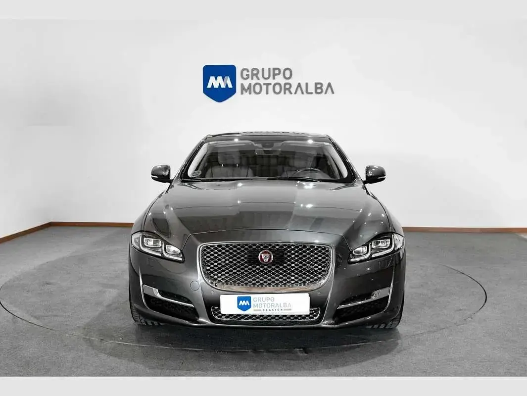 Usado Jaguar XJ Premium Luxury 275 CV (202 kW) 2016 Gris Berlina