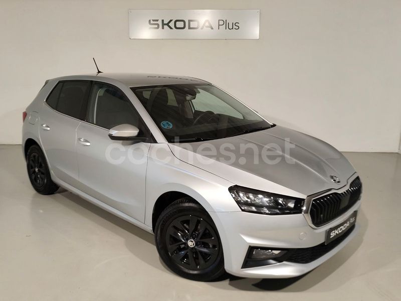 Gris / plata Usado 2024 Skoda Fabia Selection Berlina | 18.900 € (Un poco caro) - Imagen 1/4